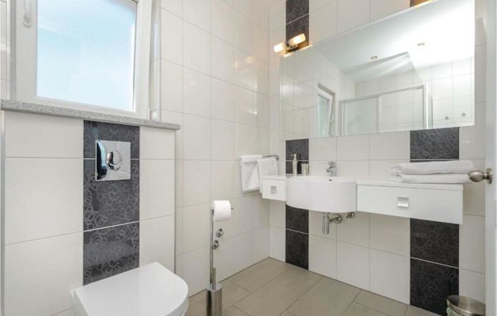 Image No.14-6 Bed Property for sale