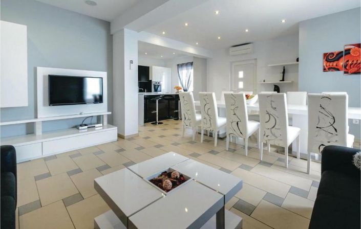 Image No.16-6 Bed Property for sale