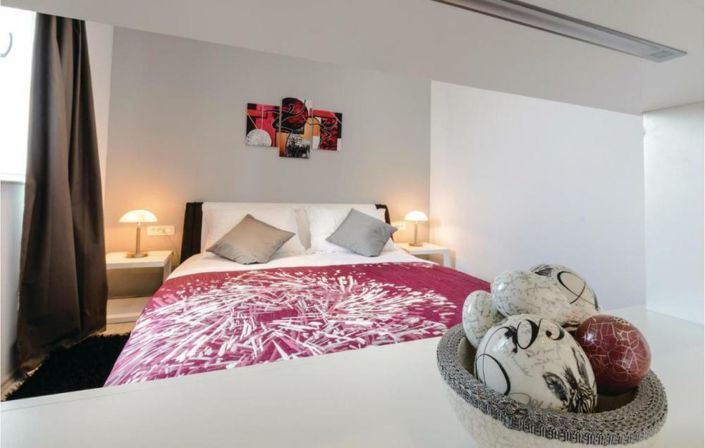 Image No.17-6 Bed Property for sale