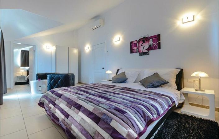 Image No.18-6 Bed Property for sale