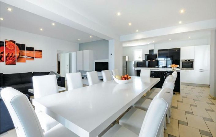 Image No.19-6 Bed Property for sale