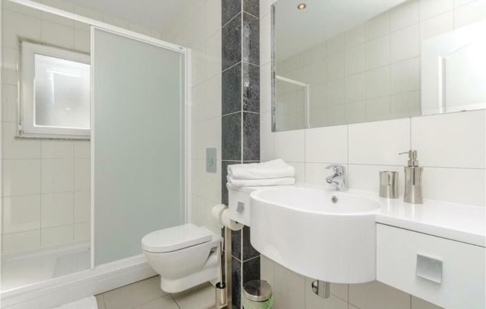 Image No.20-6 Bed Property for sale