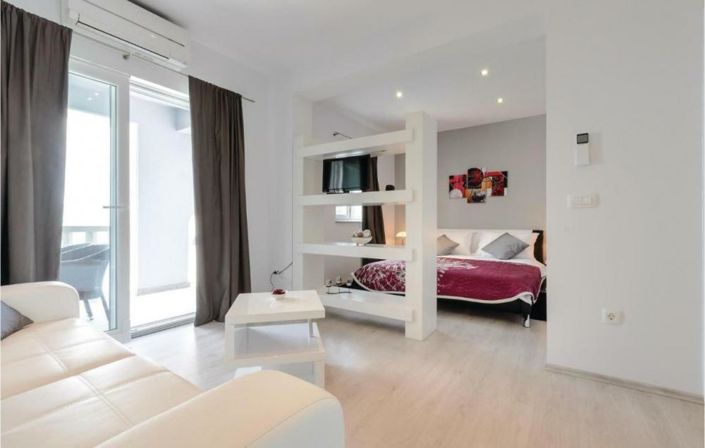 Image No.23-6 Bed Property for sale