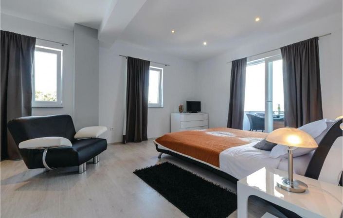 Image No.24-6 Bed Property for sale