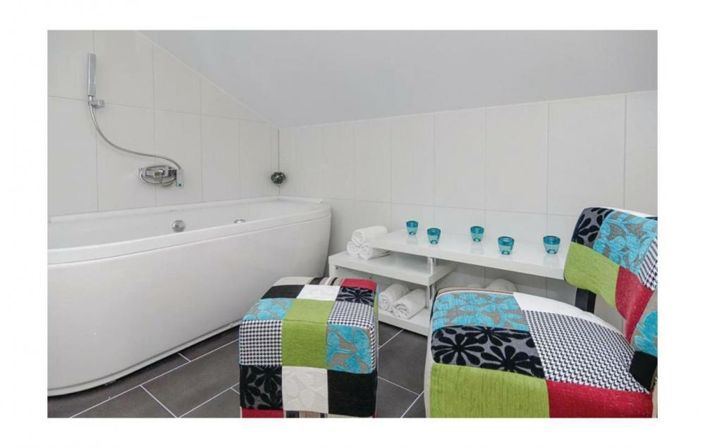 Image No.25-6 Bed Property for sale