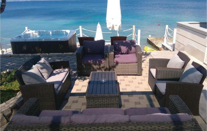 Image No.8-6 Bed Property for sale