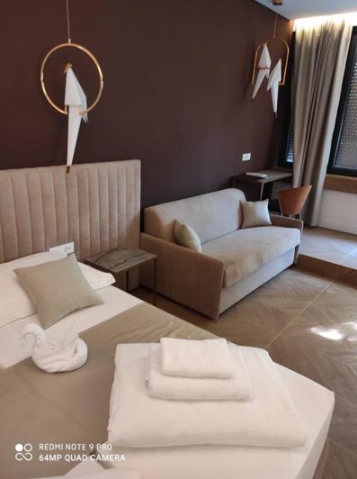 Image No.17-13 Bed Property for sale