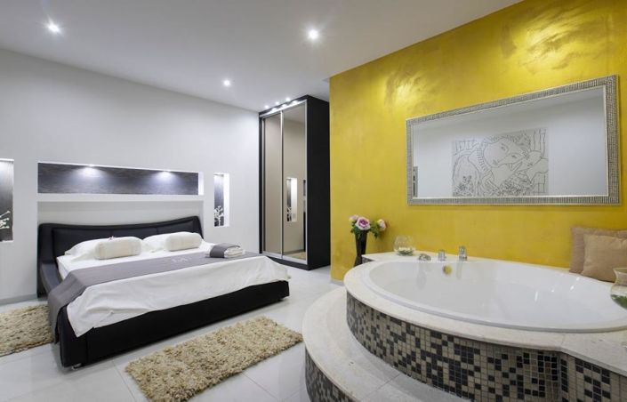 Image No.17-5 Bed Property for sale