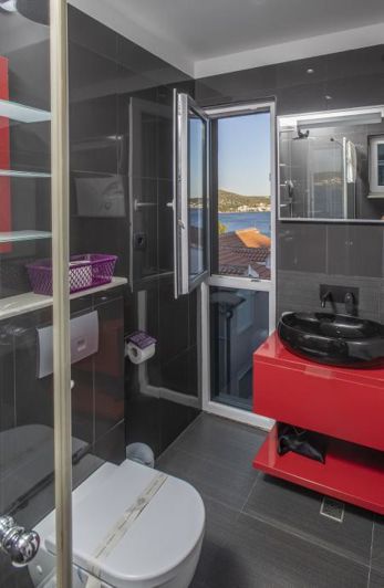 Image No.24-5 Bed Property for sale