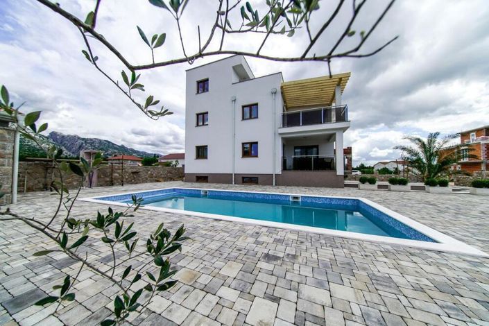 Image No.1-4 Bed Property for sale