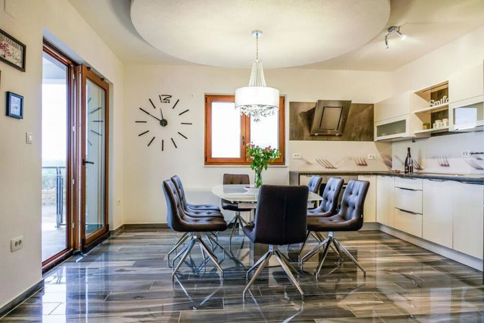 Image No.10-4 Bed Property for sale