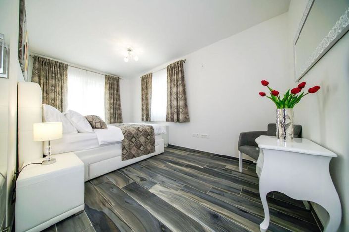 Image No.12-4 Bed Property for sale