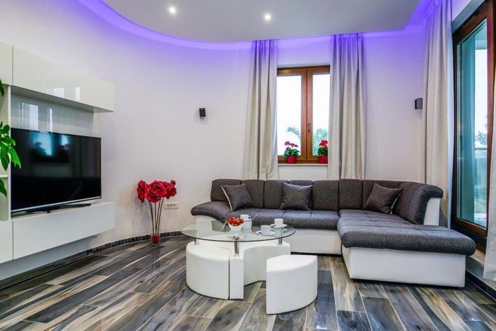 Image No.8-4 Bed Property for sale