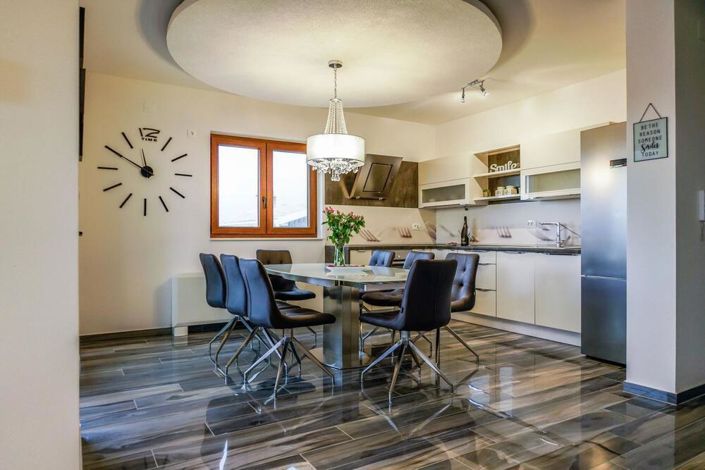 Image No.9-4 Bed Property for sale