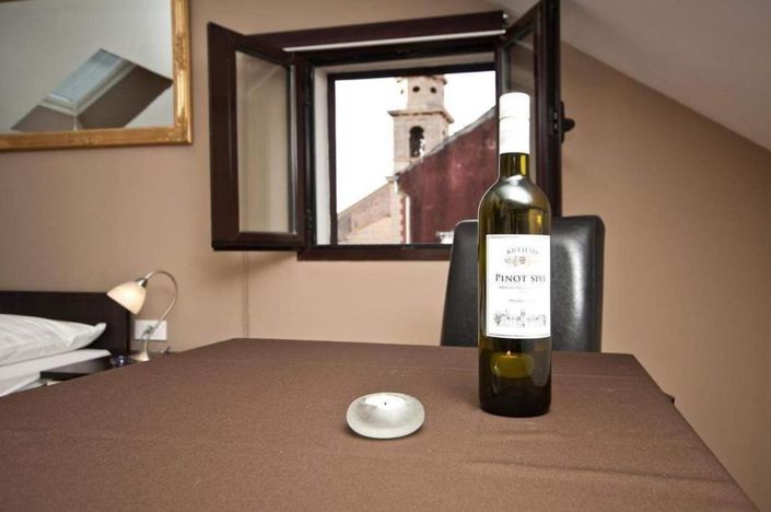 Image No.12-6 Bed Property for sale