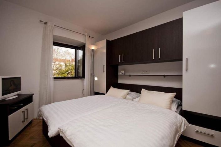 Image No.13-6 Bed Property for sale