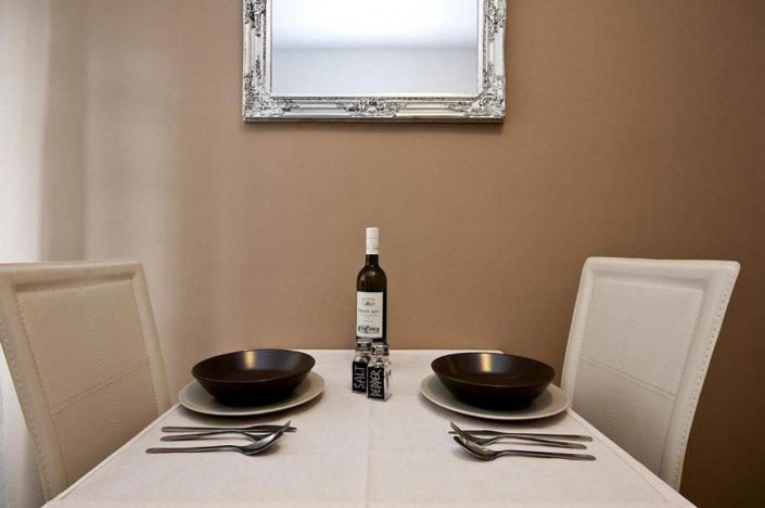 Image No.14-6 Bed Property for sale