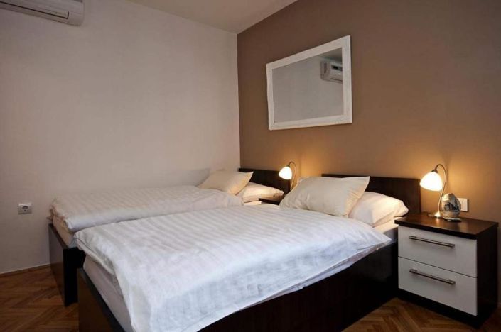 Image No.17-6 Bed Property for sale