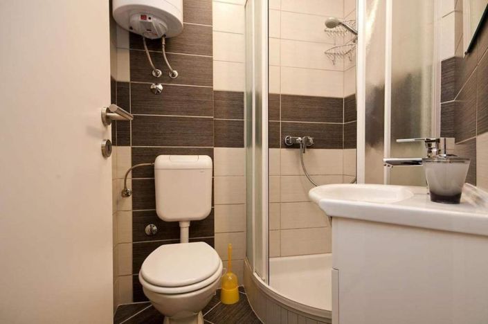 Image No.8-6 Bed Property for sale