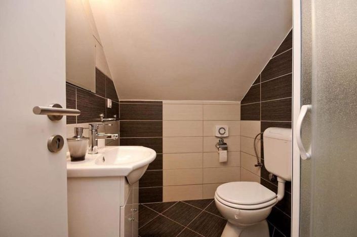 Image No.9-6 Bed Property for sale