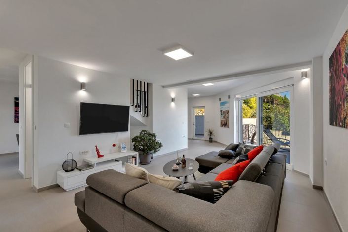 Image No.14-5 Bed Property for sale