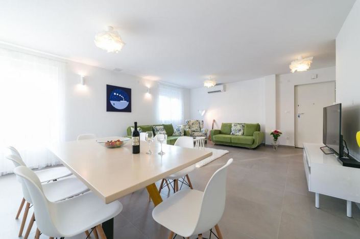 Image No.6-4 Bed Property for sale