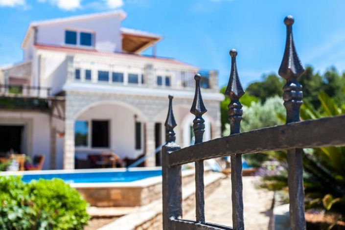 Image No.12-7 Bed Property for sale