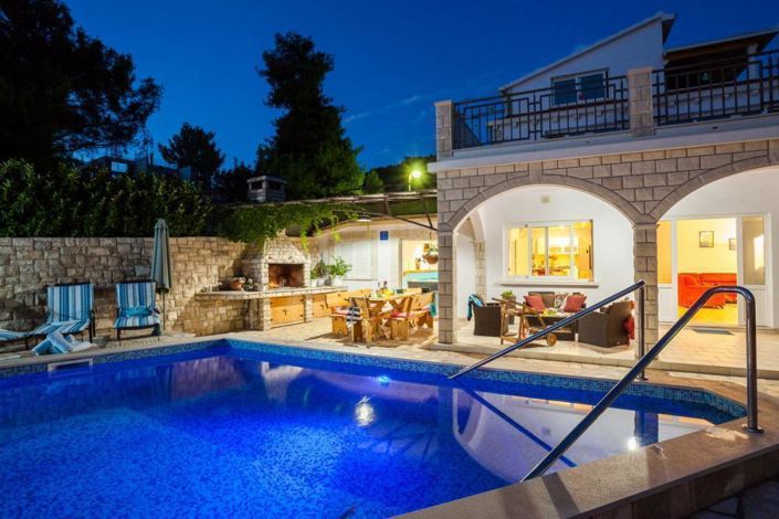 Image No.23-7 Bed Property for sale