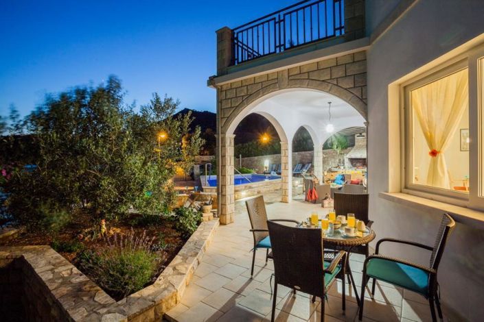 Image No.25-7 Bed Property for sale