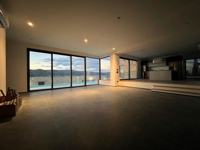 Image No.24-5 Bed Property for sale