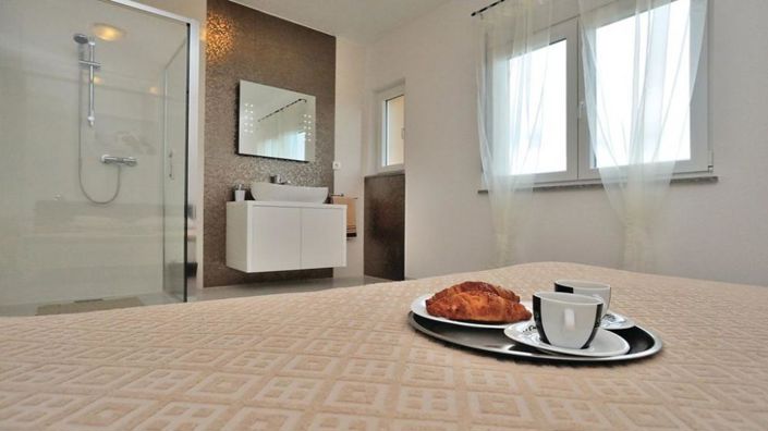 Image No.15-4 Bed Property for sale