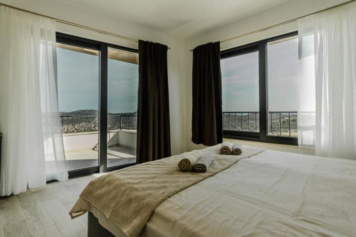 Image No.10-4 Bed Property for sale