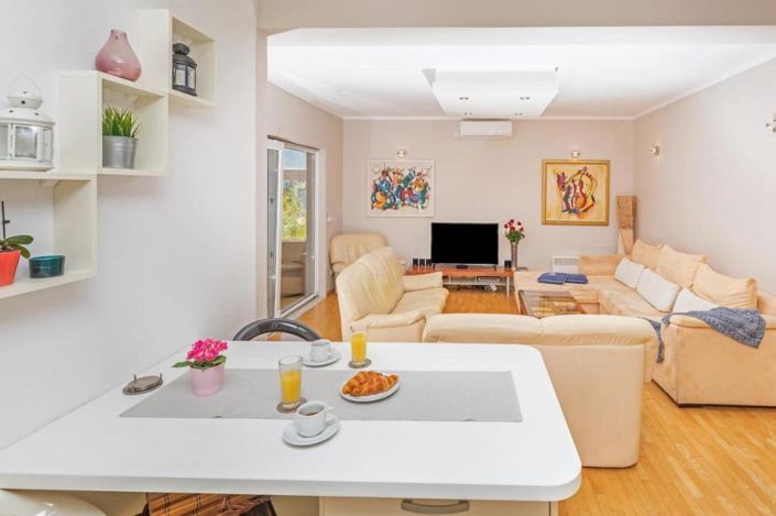 Image No.16-10 Bed Property for sale