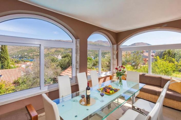 Image No.18-10 Bed Property for sale