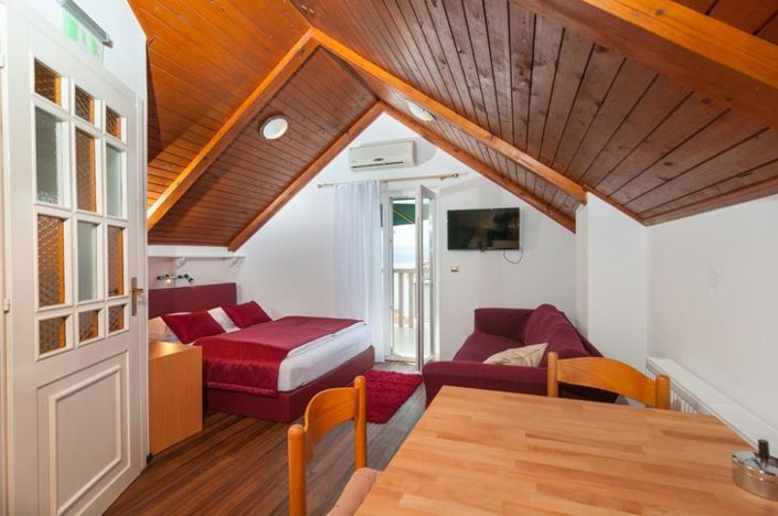 Image No.25-7 Bed Property for sale