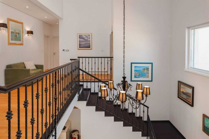 Image No.17-7 Bed Property for sale