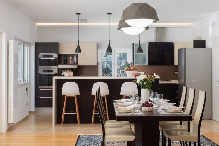 Image No.25-7 Bed Property for sale