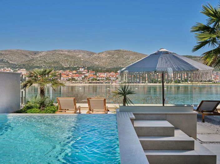 Image No.1-5 Bed Property for sale