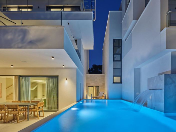 Image No.18-5 Bed Property for sale