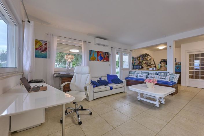 Image No.10-5 Bed Property for sale