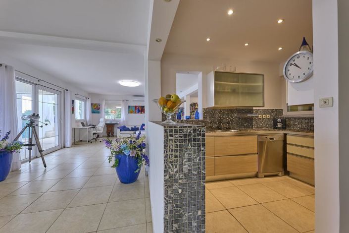 Image No.8-5 Bed Property for sale