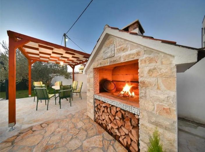 Image No.10-5 Bed Property for sale