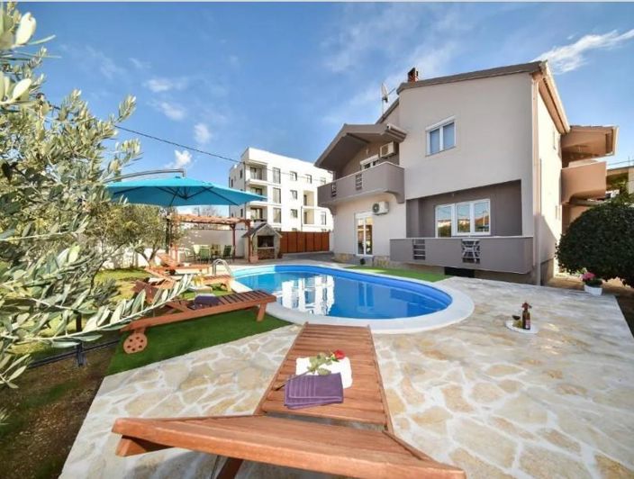 Image No.12-5 Bed Property for sale