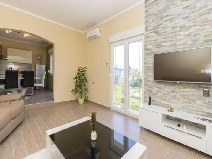 Image No.17-5 Bed Property for sale