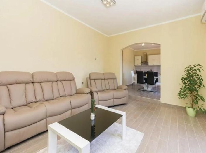 Image No.20-5 Bed Property for sale