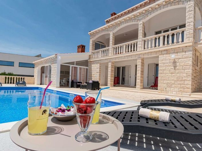 Image No.4-4 Bed Property for sale