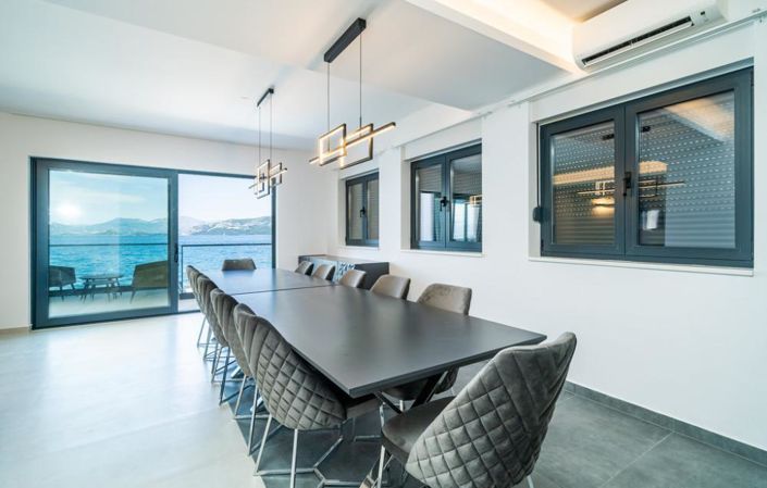 Image No.10-6 Bed Property for sale