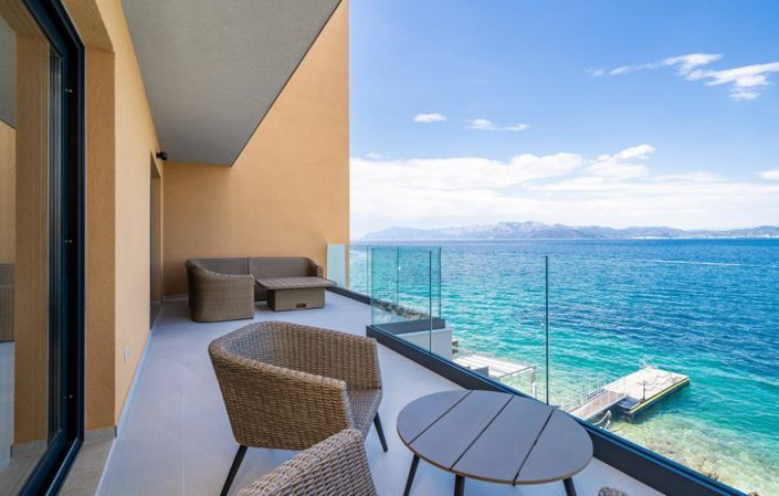 Image No.15-6 Bed Property for sale