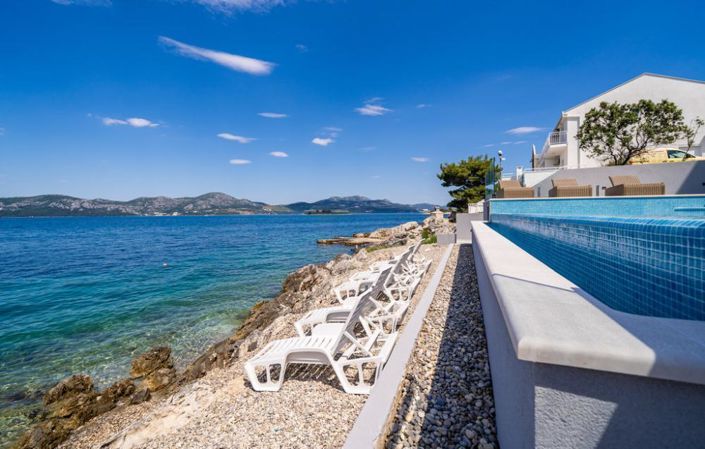 Image No.17-6 Bed Property for sale