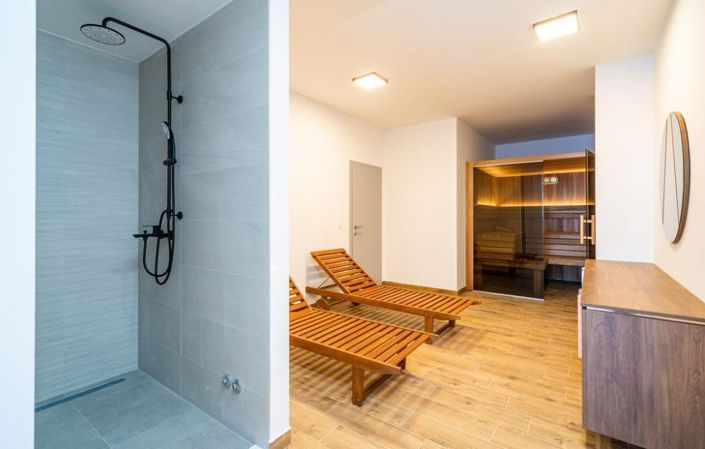 Image No.24-6 Bed Property for sale